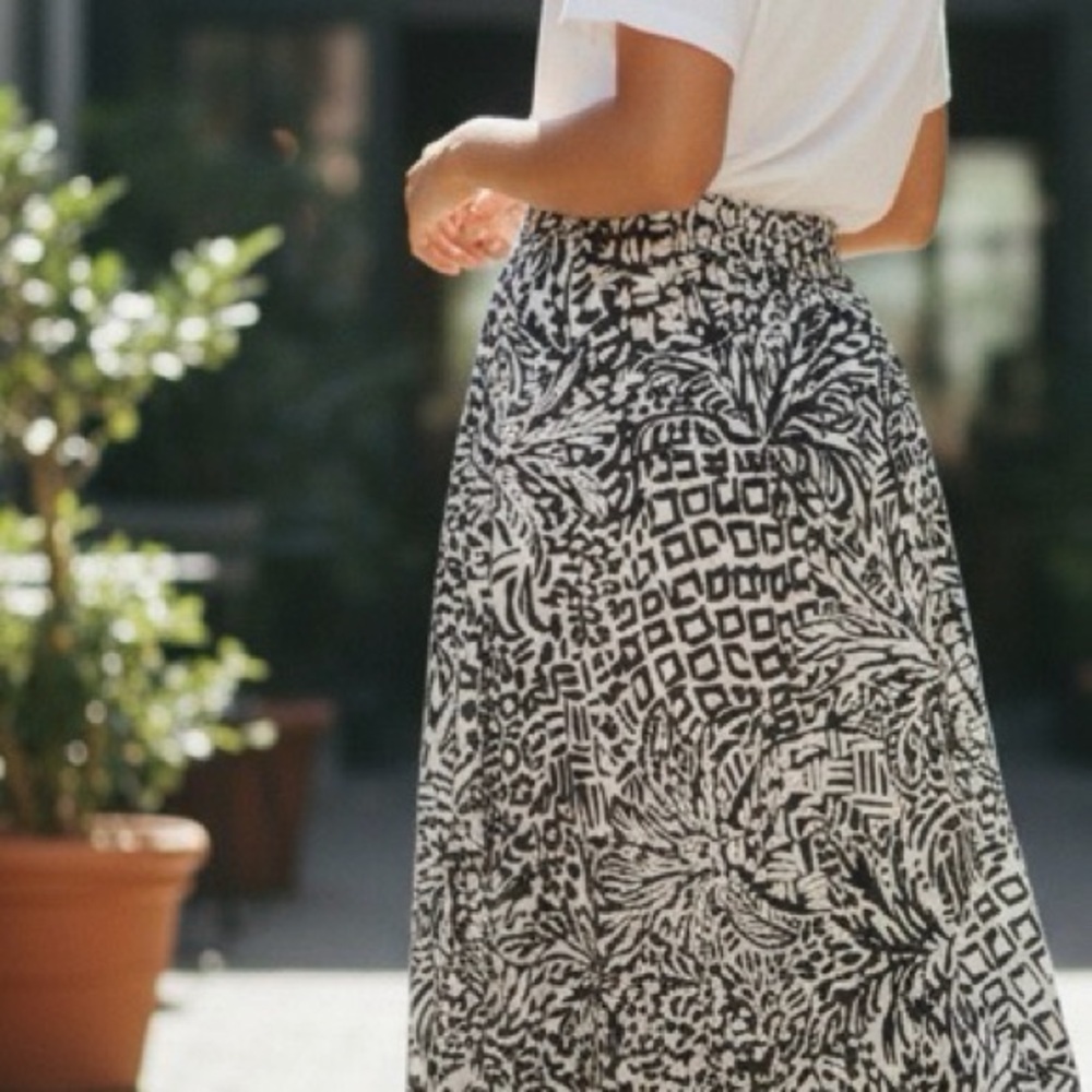 Liky Pulitzer Black and White stretchy knit maxi skirt size large - Picture 3 of 7